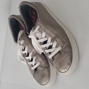 Revitalign comfort orthopedic genuine leather bronze gold Sneakers size 9